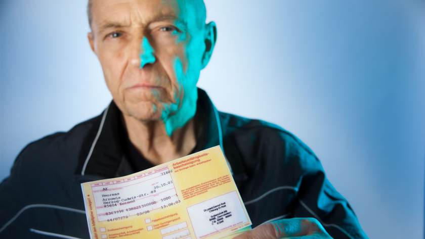 Lohnfortzahlungsbetrüger und Blaumacher zeigt Krankenschein