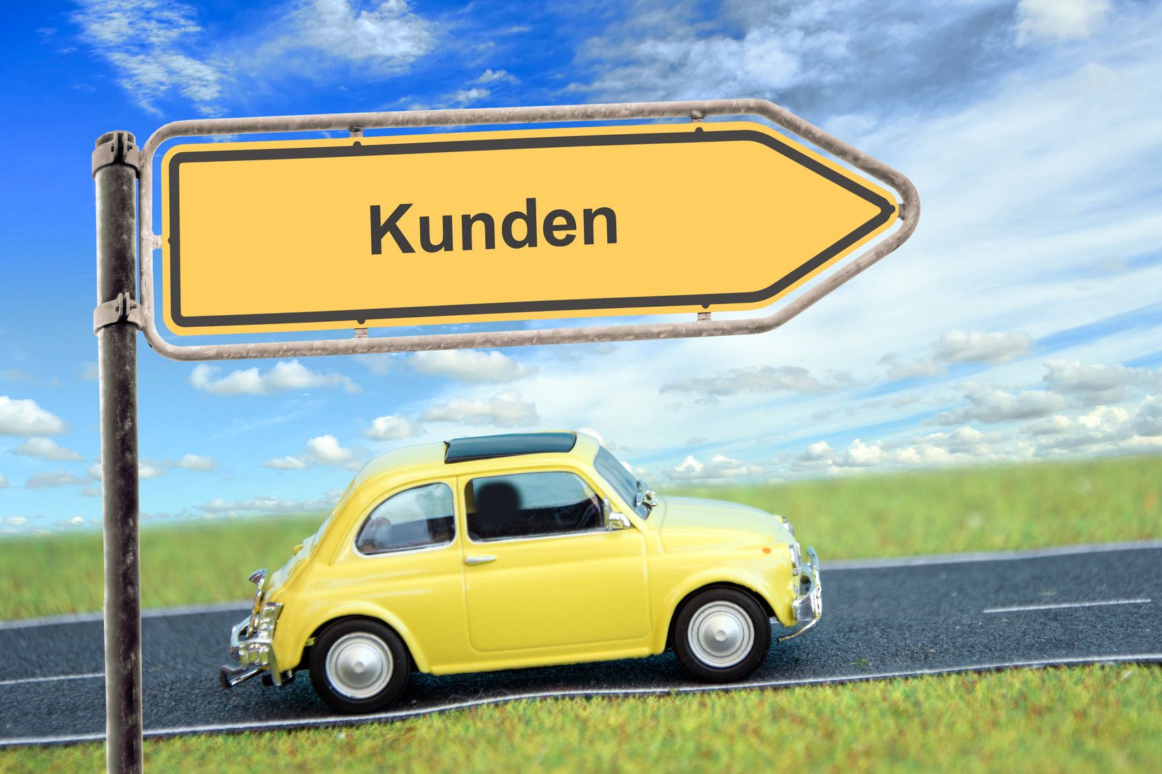 Gelber VW Käfer fährt in Richtung der Kunden
