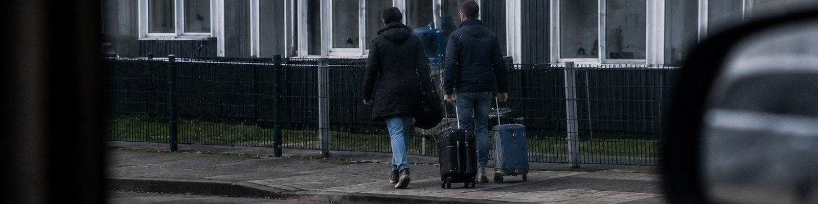 privatdetektiv-aachen-abreise-am-gebaeude