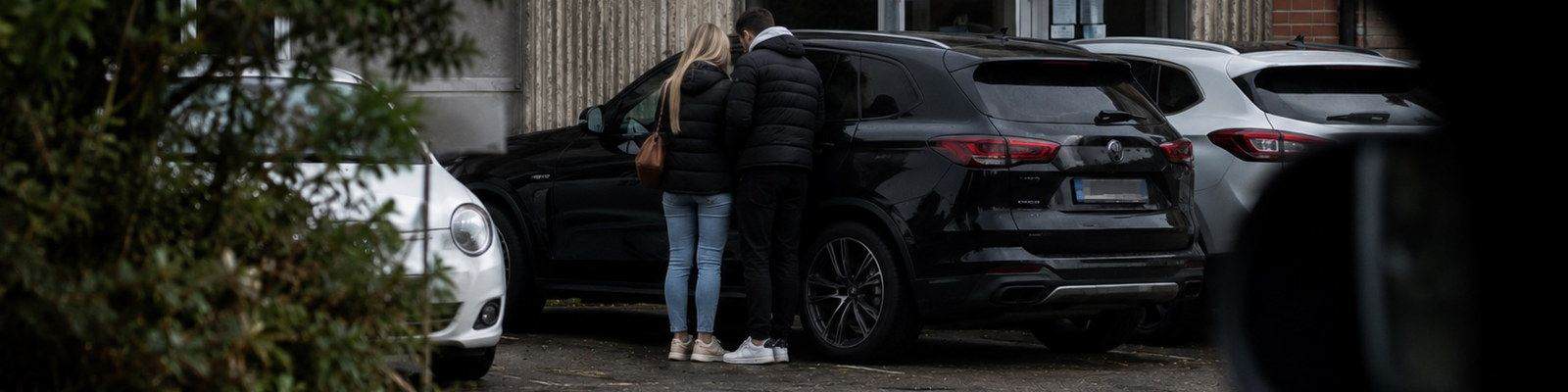 privatdetektiv-wesel-uebergabe-am-fahrzeug