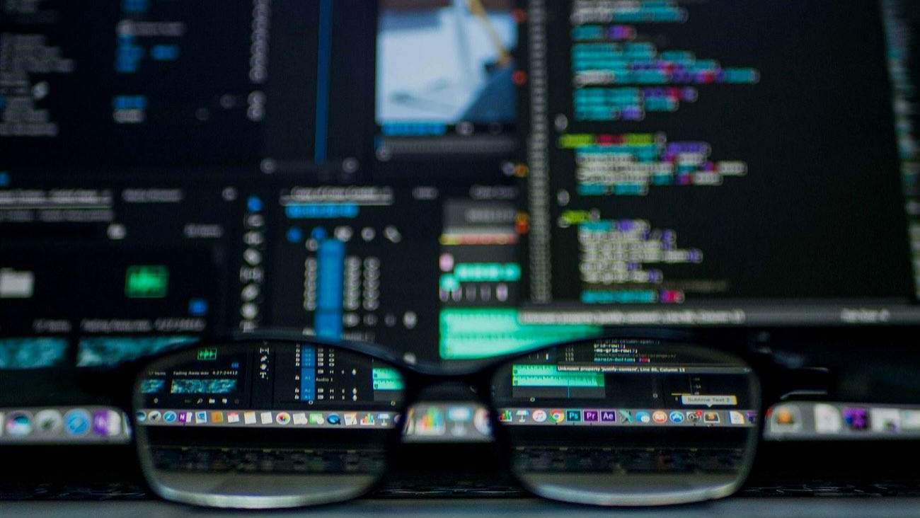 Schwarze Brille vor einem Computerbildschirm