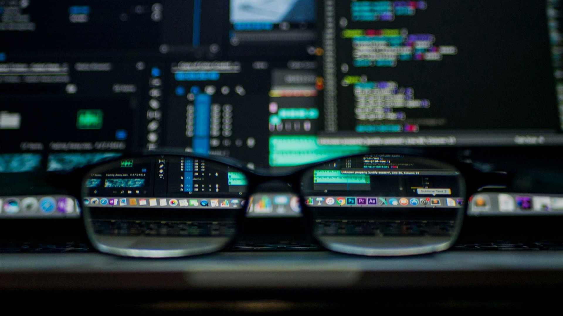 IT-Forensik von Computern und Smartphones Schwarze Brille Vor Laptop Computer
