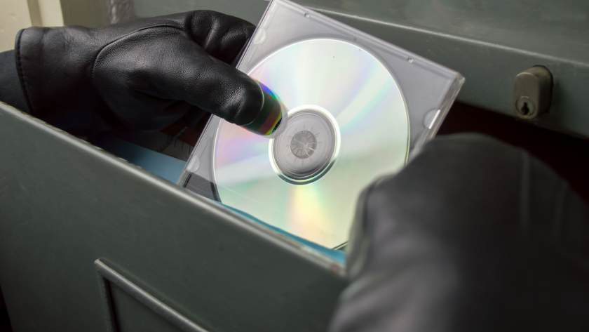 Dieb stiehlt eine CD aus einem Aktenschrank