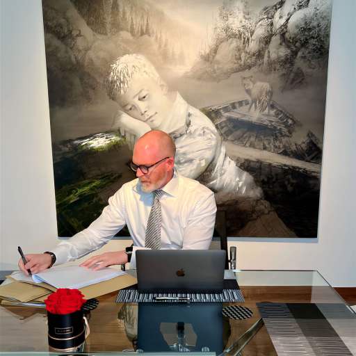 Detektiv und Jurist Paul H. Malberg am Tisch