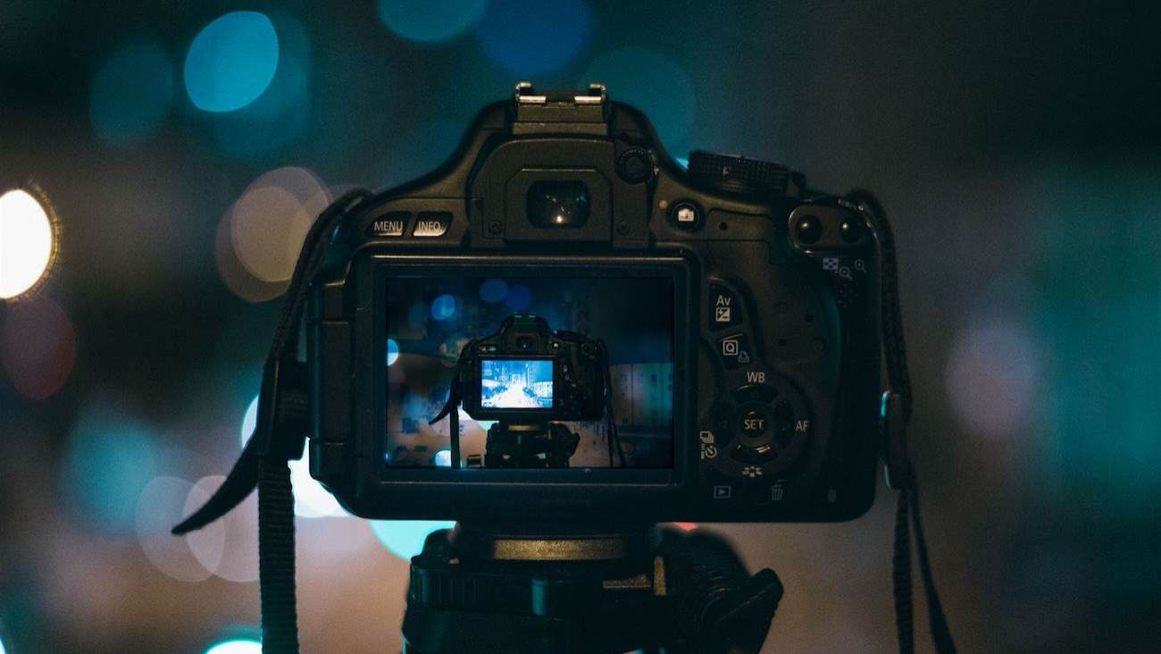 Kamera im Dunkeln nimmt ein Ereignis auf