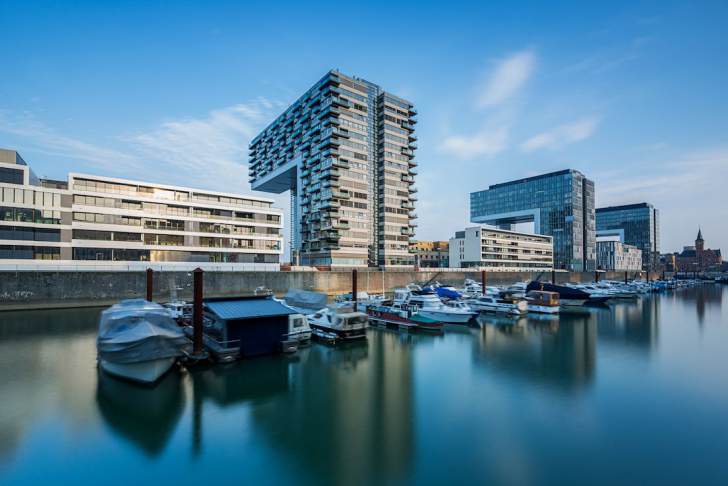 Rheinauhafen in Köln mit Blick auf ein Kranhaus