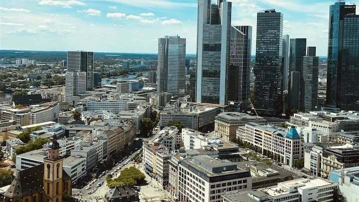 Aussicht über Frankfurt vom Hochhaus Thurn und Taxis Platz