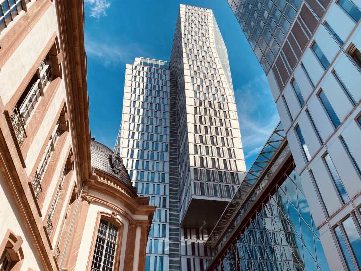 Blick auf das Hochhaus Thurn-und-Taxis-Platz 6 in Frankfurt am Main