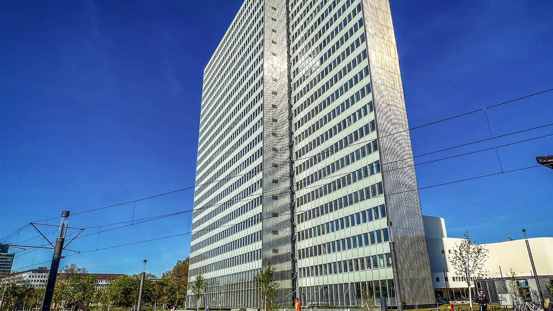 Das Dreischeibenhaus in Düsseldorf bei wolkenlosem Himmel