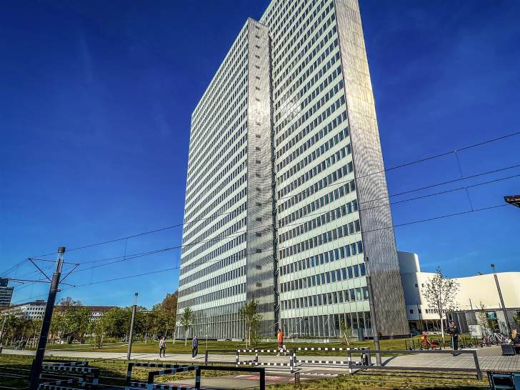 Das Dreischeibenhaus in Düsseldorf bei wolkenlosem Himmel